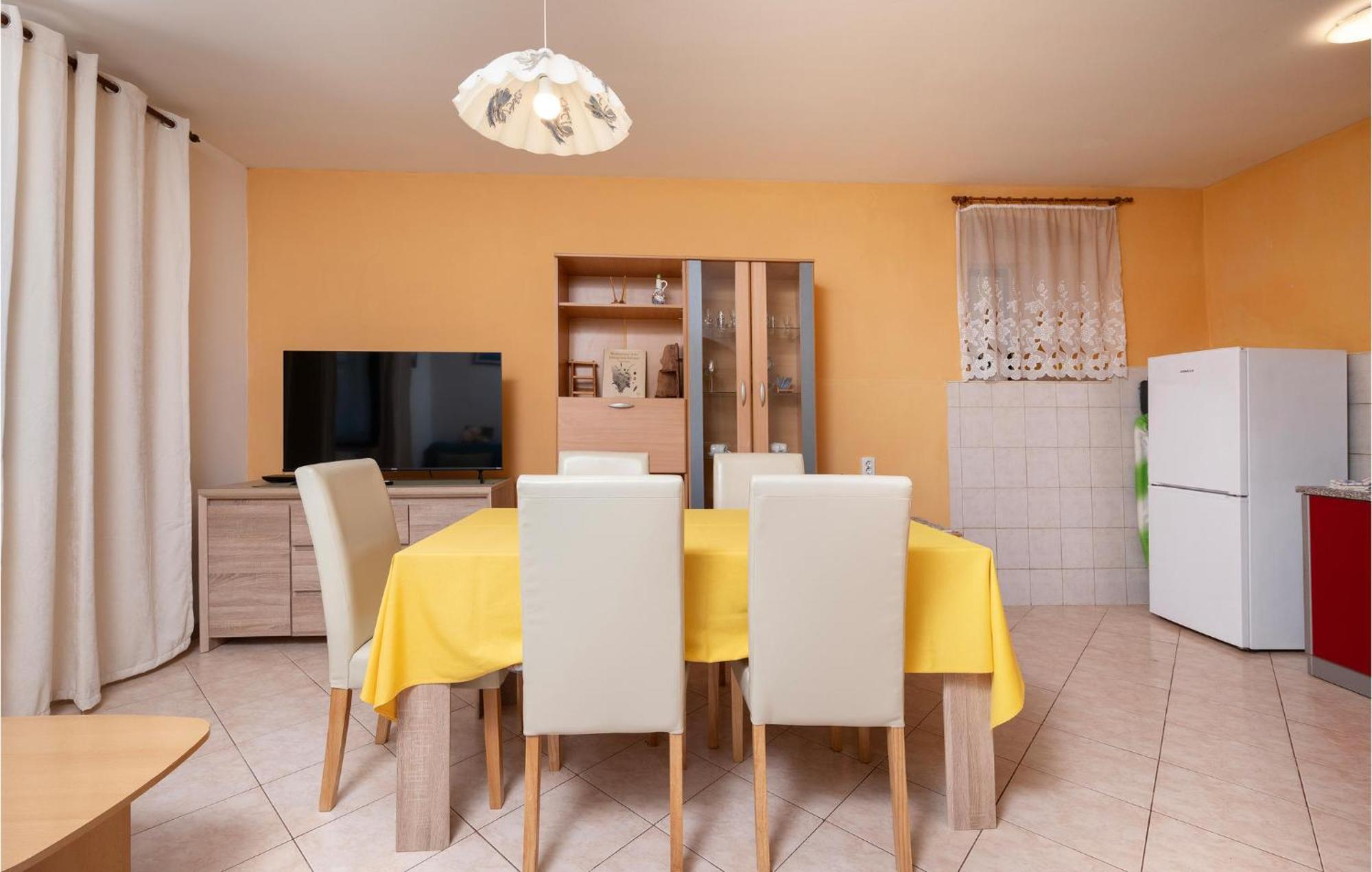 Cozy Apartment In Fazana With Kitchen Ngoại thất bức ảnh